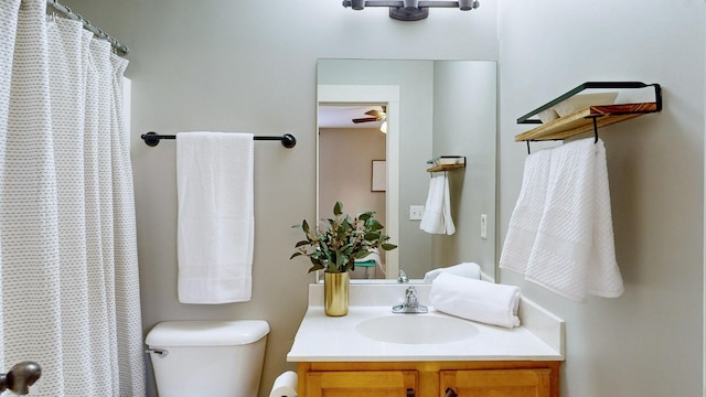 bathroom featuring a shower with shower curtain, toilet, vanity, and a ceiling fan