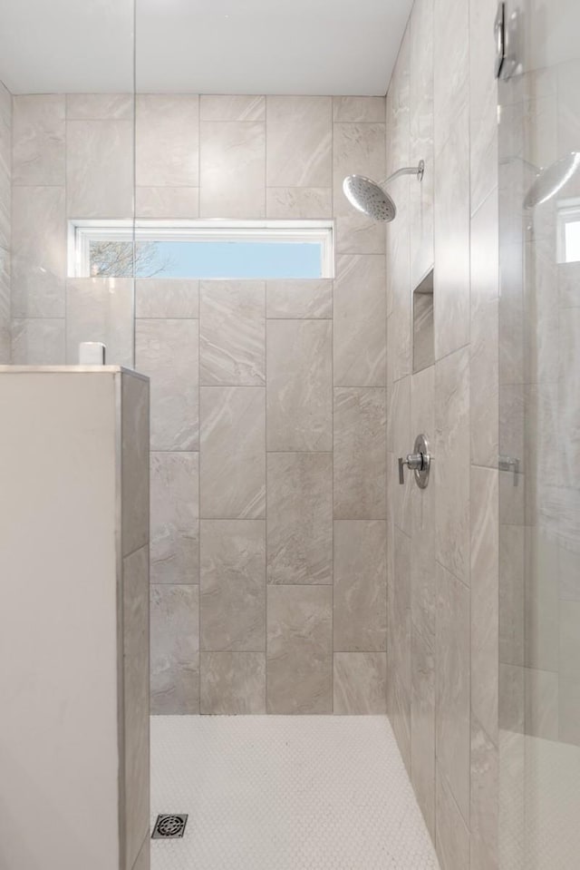 bathroom featuring a tile shower