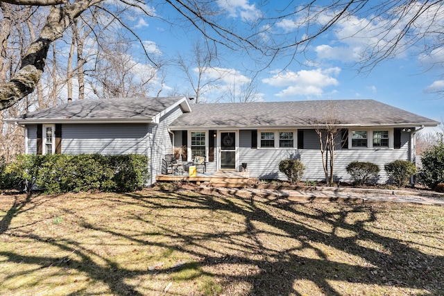 view of front of house featuring a front lawn