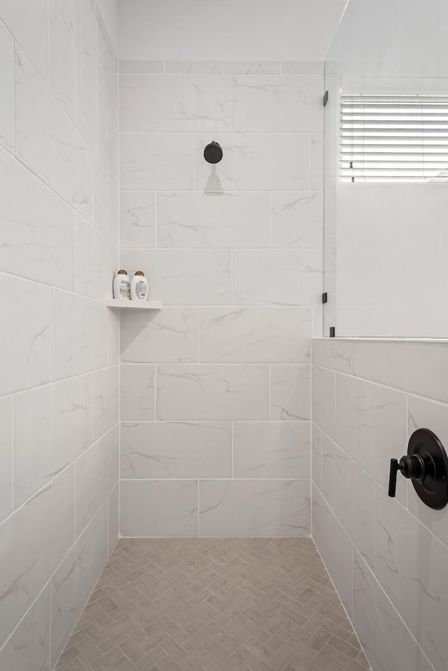 full bathroom featuring a tile shower