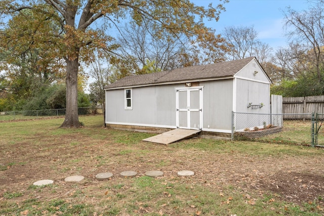 view of outdoor structure featuring an outbuilding and a fenced backyard