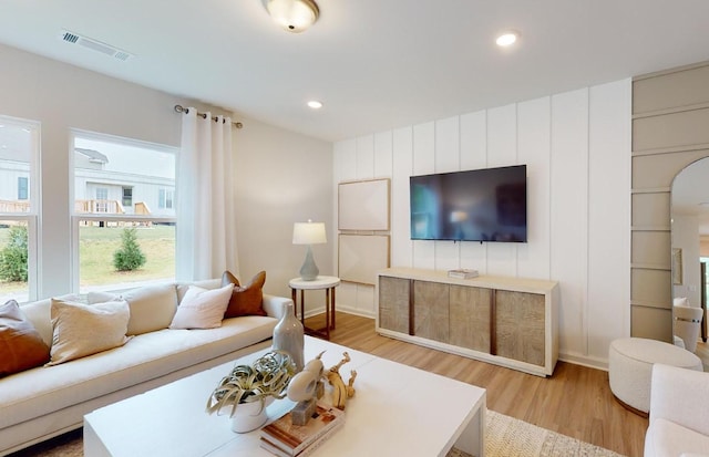 living area with light wood finished floors, visible vents, and recessed lighting