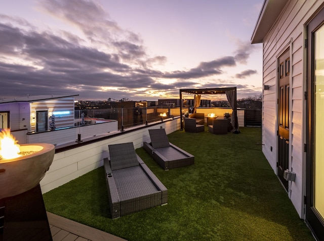 view of yard at dusk