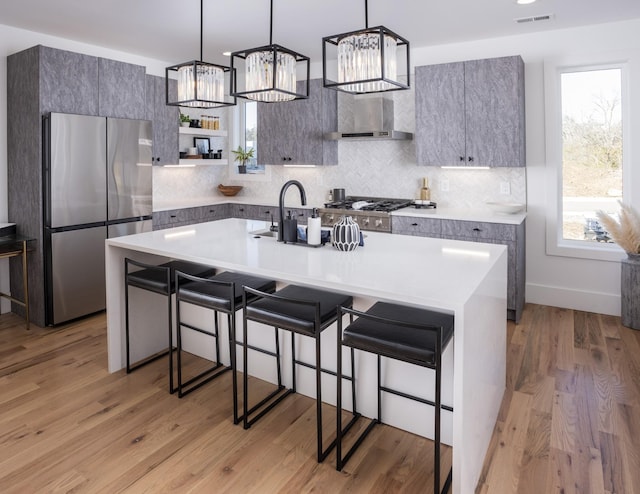 kitchen with visible vents, a notable chandelier, modern cabinets, light wood-style flooring, and freestanding refrigerator