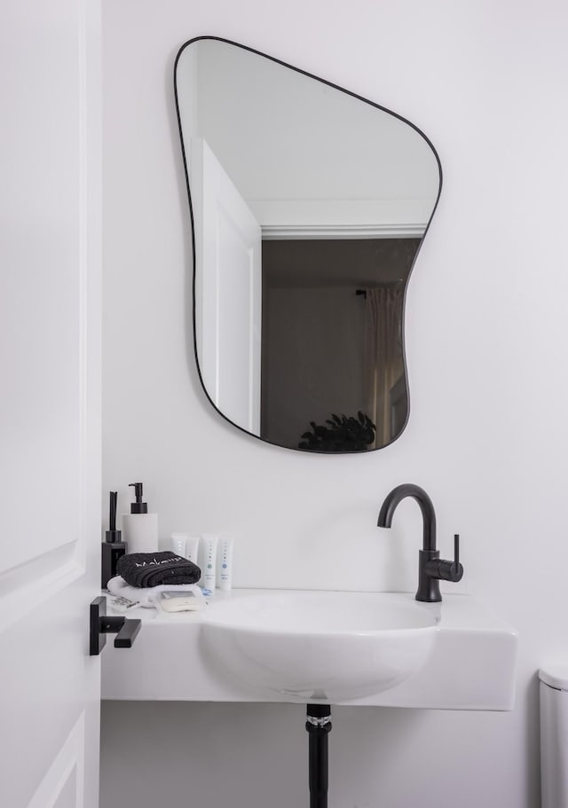 bathroom featuring a sink