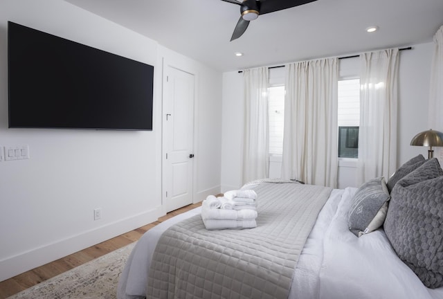 bedroom with recessed lighting, baseboards, wood finished floors, and ceiling fan