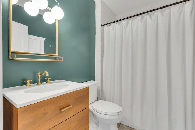 full bathroom featuring curtained shower, toilet, and vanity