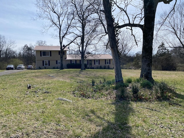 view of front facade featuring a front lawn