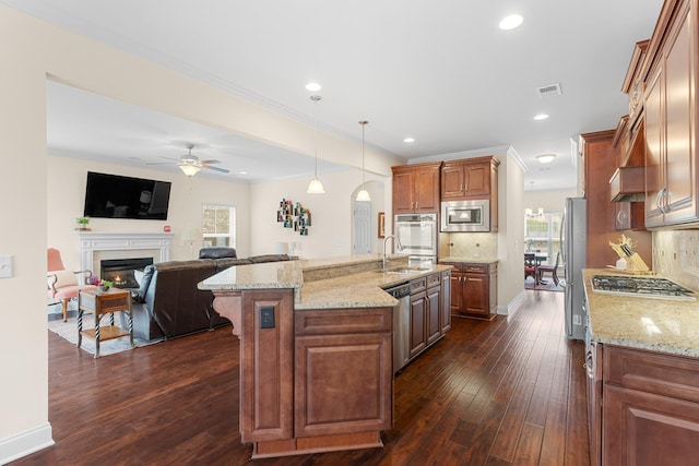 kitchen featuring visible vents, a sink, backsplash, stainless steel appliances, and arched walkways