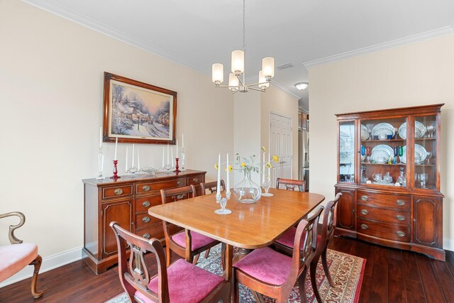 dining room with visible vents, ornamental molding, dark wood-style floors, baseboards, and a chandelier