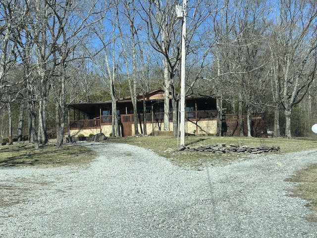 view of front facade with driveway