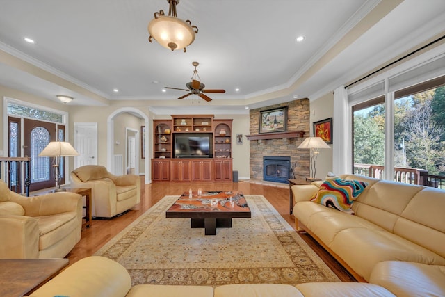 living room with recessed lighting, light wood-style floors, ceiling fan, and ornamental molding