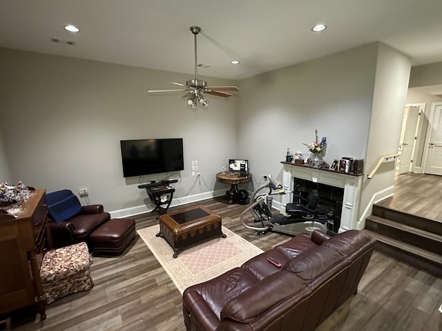 living room with visible vents, wood finished floors, recessed lighting, baseboards, and ceiling fan