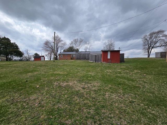 view of yard with an outdoor structure