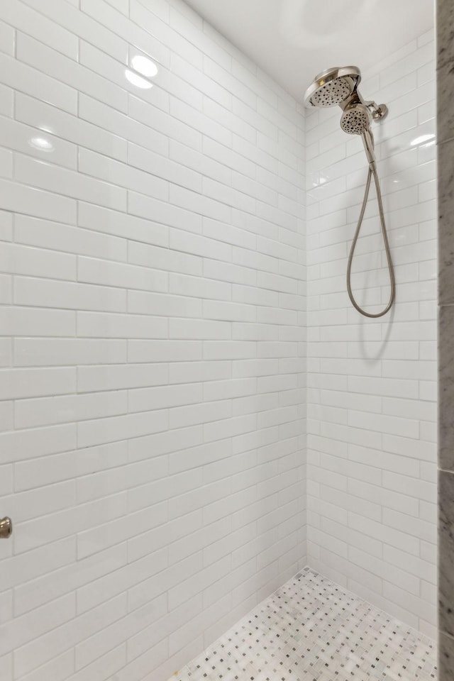 bathroom featuring tiled shower