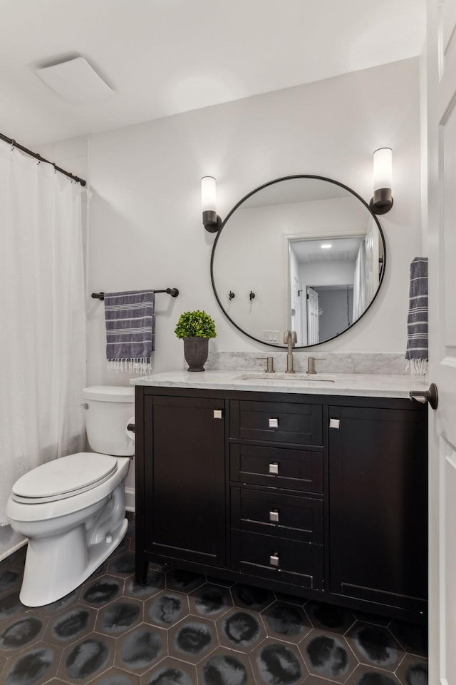 full bath featuring tile patterned flooring, curtained shower, toilet, and vanity