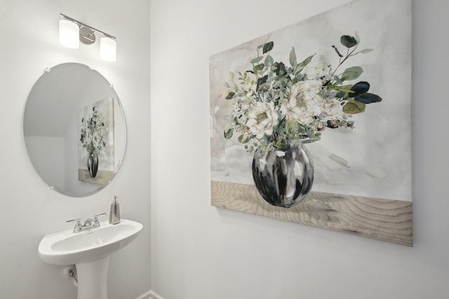bathroom with baseboards