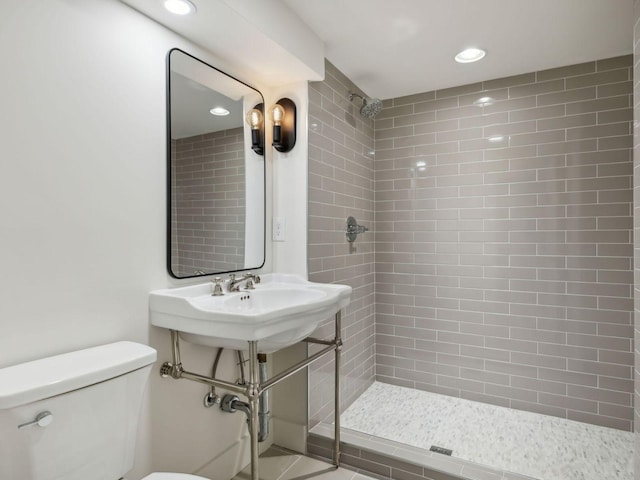 full bath featuring toilet, recessed lighting, and tiled shower