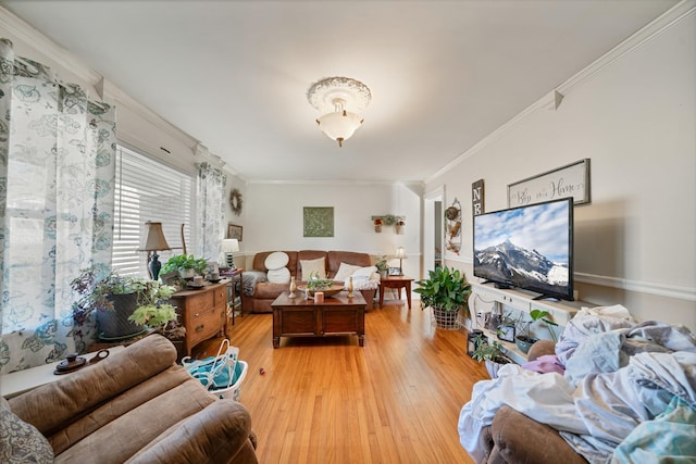 living area featuring light wood-style flooring and crown molding