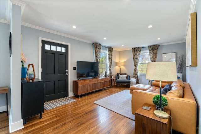 living area featuring crown molding, recessed lighting, wood finished floors, and baseboards