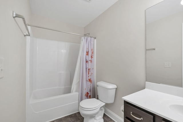 full bath featuring shower / tub combo with curtain, toilet, vanity, and baseboards