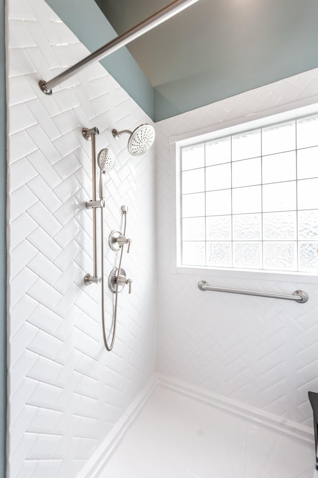 full bathroom featuring tiled shower