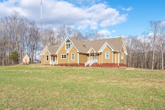 view of front facade featuring crawl space, a shingled roof, and a front lawn
