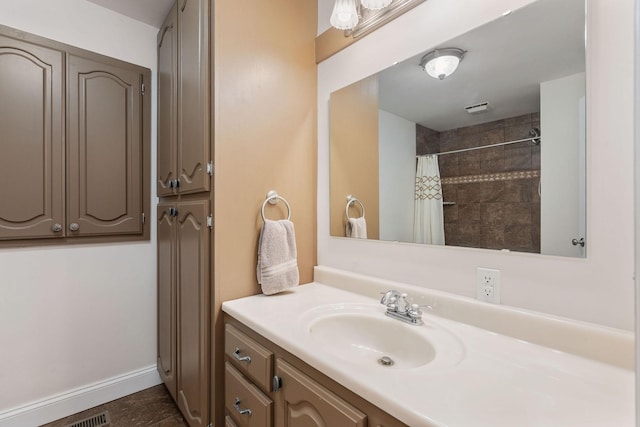 full bathroom featuring curtained shower, vanity, and baseboards