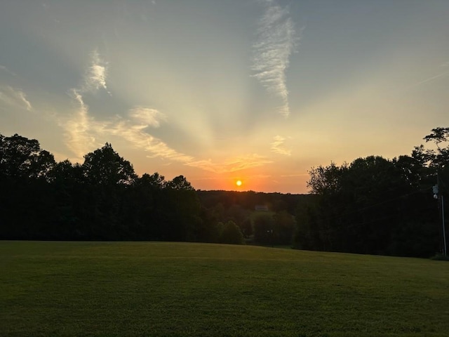 view of yard at dusk