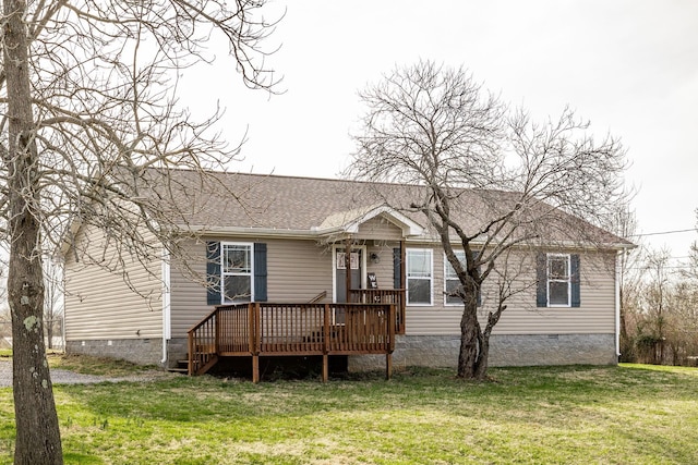 view of front facade with crawl space, a wooden deck, a front lawn, and a shingled roof