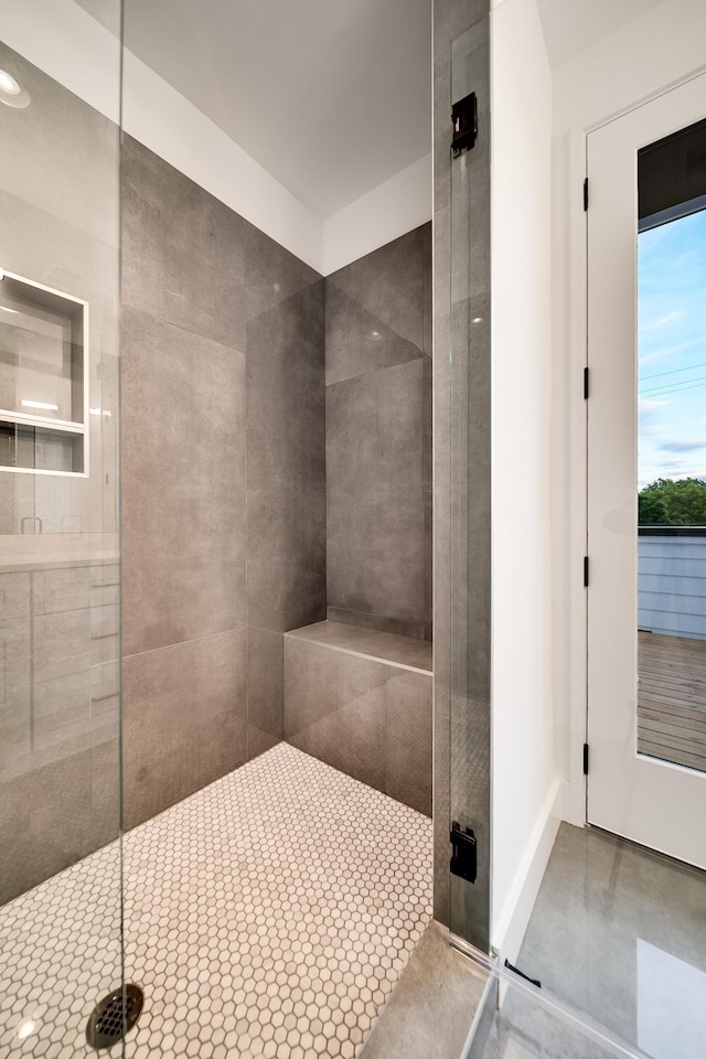 bathroom featuring a tile shower