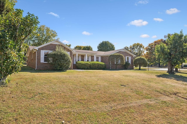 ranch-style house featuring a front lawn and brick siding