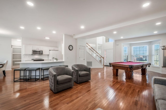 playroom with visible vents, baseboards, hardwood / wood-style floors, recessed lighting, and billiards