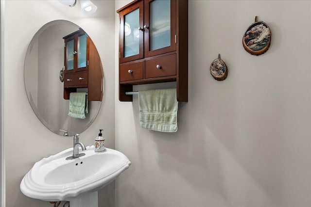 bathroom featuring a sink
