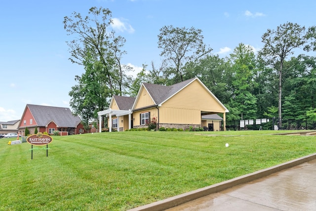 view of front of house featuring a front yard