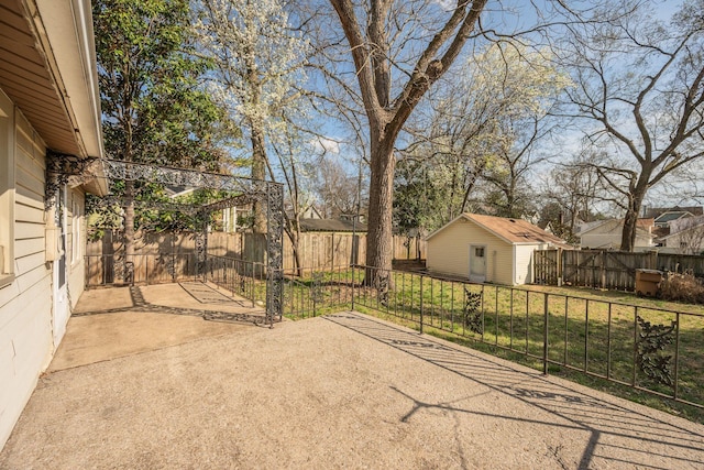 4509 Wyoming Ave, Nashville, TN 37209 - view of yard with an outdoor structure, a patio area, and a fenced backyard