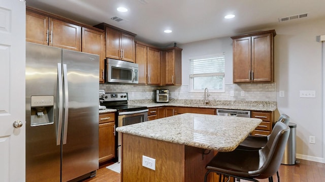1504 Rockwood Ln, Lebanon, TN 37087 - kitchen featuring visible vents, a sink, appliances with stainless steel finishes, backsplash, and a center island