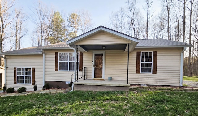 view of front facade with a front yard