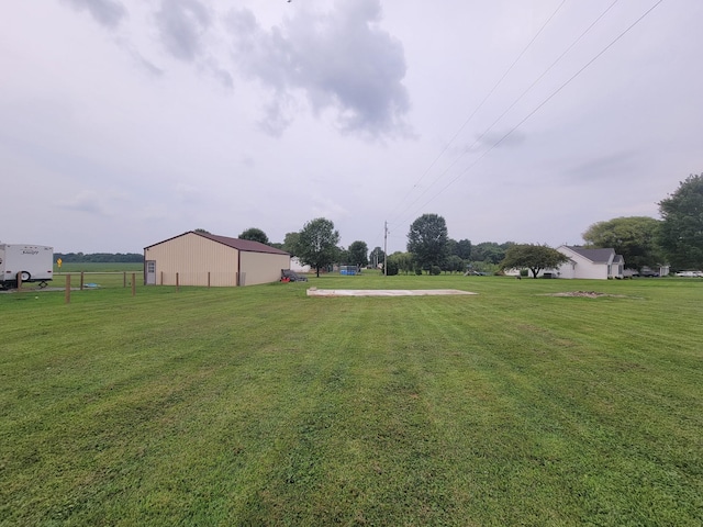 view of yard with a pole building