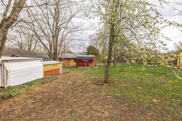 view of yard featuring an outbuilding