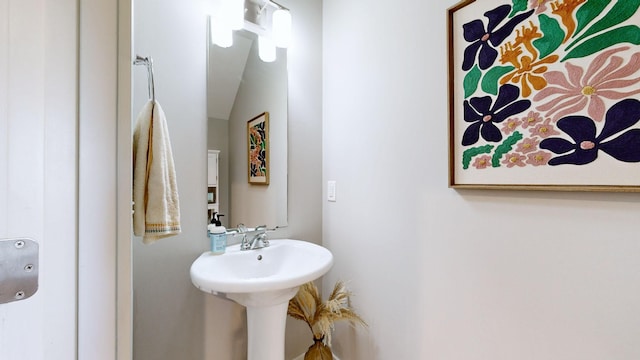 bathroom featuring a sink
