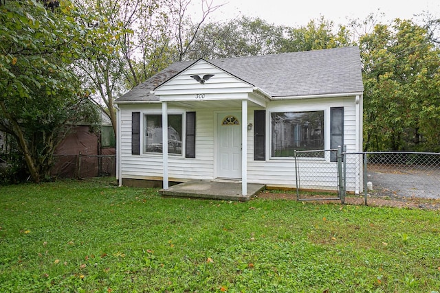 300 E Highland Dr, Columbia, TN 38401 - bungalow-style home featuring a gate, a shingled roof, a front lawn, and fence