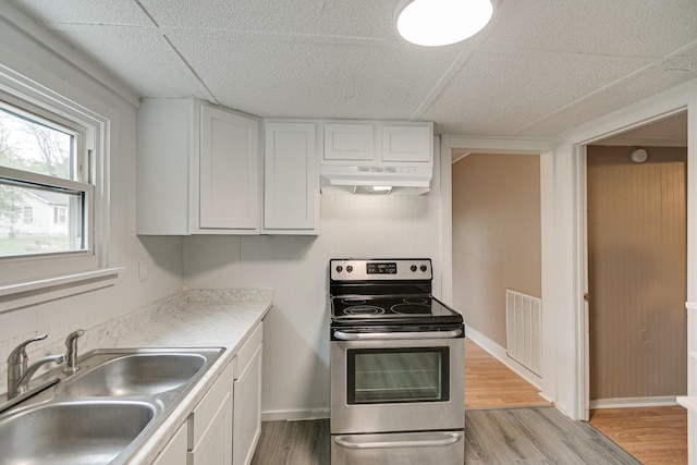 300 E Highland Dr, Columbia, TN 38401 - kitchen featuring visible vents, under cabinet range hood, electric range, white cabinets, and a sink
