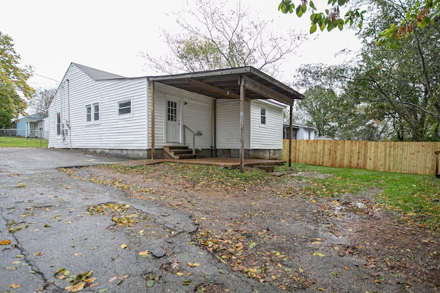 300 E Highland Dr, Columbia, TN 38401 - back of property featuring entry steps and fence