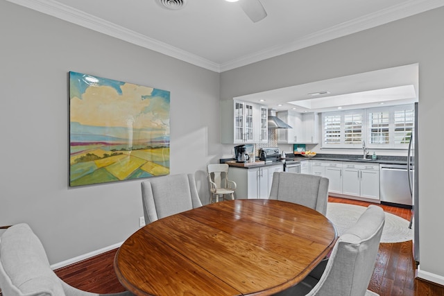 401 Bowling Ave Unit 31, Nashville, TN 37205 - dining area featuring visible vents, a ceiling fan, wood finished floors, crown molding, and baseboards