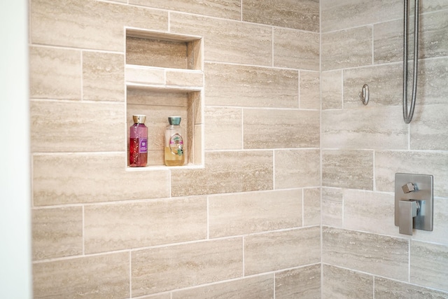 room details featuring a tile shower