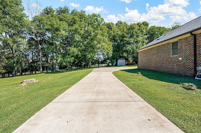 1712 Lake Grassland W, Gallatin, TN 37066 - view of yard featuring a storage shed, an outdoor structure, and driveway
