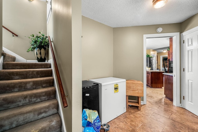 1712 Lake Grassland W, Gallatin, TN 37066 - washroom with washing machine and clothes dryer and a textured ceiling