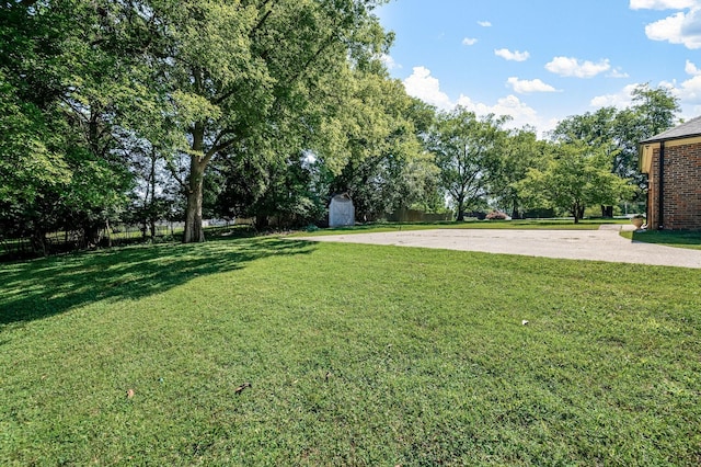 1712 Lake Grassland W, Gallatin, TN 37066 - view of yard featuring an outbuilding and a storage unit