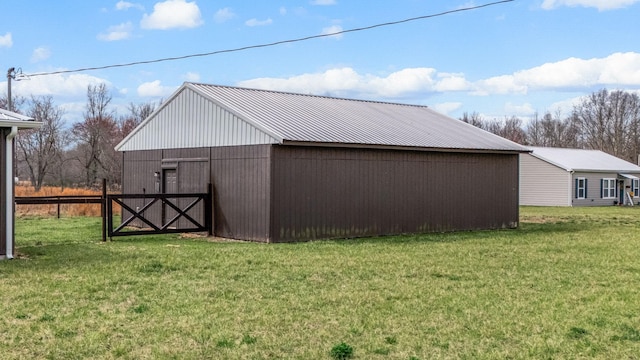 view of outdoor structure featuring an outbuilding